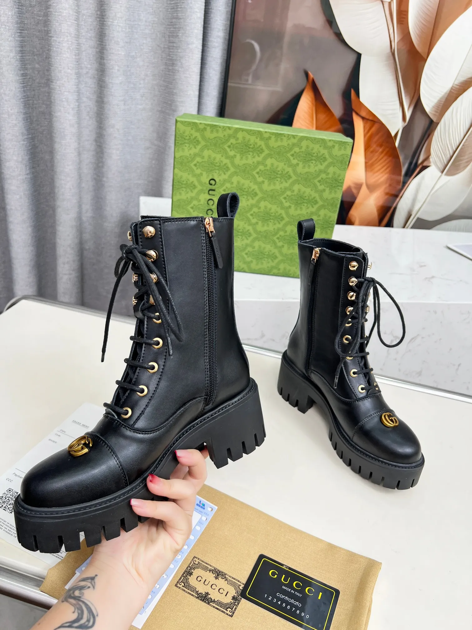👟👟Ex-factory price 600👟👟 2025Gucci Gucci lace-up ankle boots. These lace-up ankle boots are made of Peugeot GG lace-up ankle boots. These lace-up ankle boots are carefully made of iconic GG cow leather, highlighting the brand's timeless and elegant aesthetic style. Featuring a bold silhouette, these ankle boots feature a rubber lug sole that provides secure support while giving the entire silhouette a modern, sophisticated feel. Lining: cowhide Heel height: 6 cm Size: 35-42#